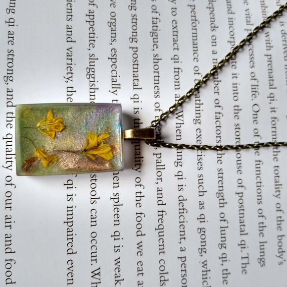 One of a kind handmade pressed wildflower necklace - Picture 3 of 6